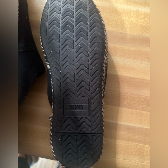 TOMS SLIP ONS- SIZE 9 - Picture 9 of 10